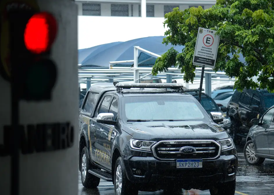 Ir para  <p>A Pol&iacute;cia Federal (PF) concluiu que os irm&atilde;os Domingos e Chiquinho Braz&atilde;o contrataram o ex-policial militar Ronnie Lessa para executar a vereadora Marielle Franco, em 2018. Na ocasi&atilde;o, o...